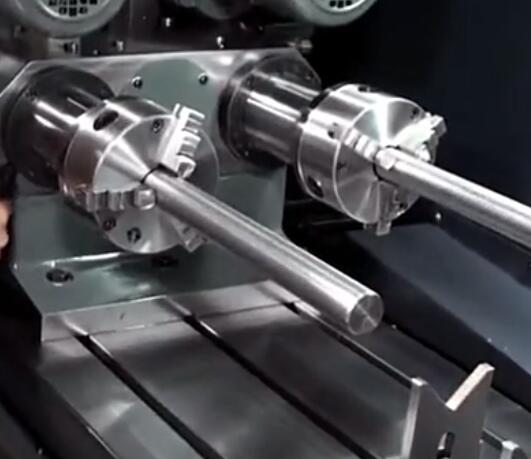  軸類深孔鉆床，這樣的數控機床國內很少見，看看不一樣的加工過程